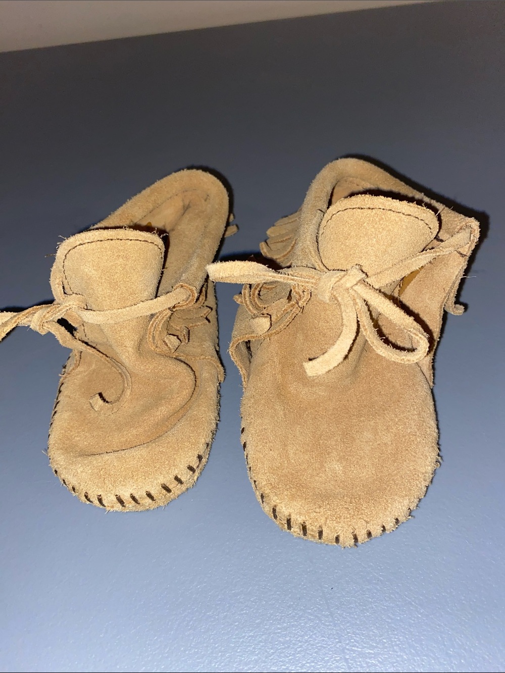 Kids Minnetonka size 6 Tan Suede Moccasin Shoes